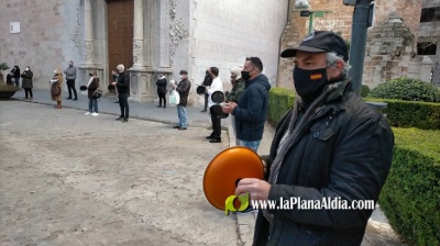 La hostelera realiza la primera cacerolada a las puertas del Ayuntamiento, pero sin el apoyo del Equipo de Gobierno