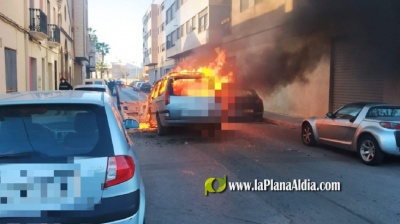 Aparatoso incendio de un coche en Burriana