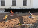 Instal?len gronxadors al costat de la Caserna de la Gu?rdia Civil de Nules 