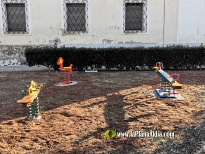 Instalan columpios junto al Cuartel de la Guardia Civil de Nules