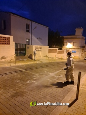 La brigada municipal sigue desinfectando las calles de Almenara