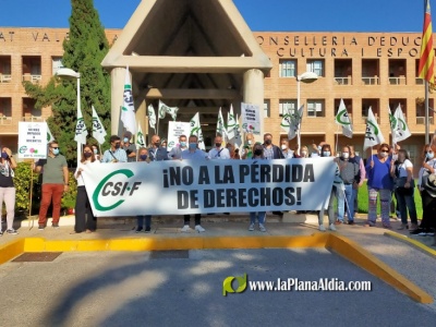 CSIF protesta ante Conselleria de Educacin por los impagos a docentes y para exigir el abono urgente de todos los atrasos