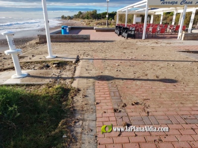 El temporal engulle la playa de Cabanes mientras los vecinos siguen a la espera de que el PSOE decida el futuro de sus casas