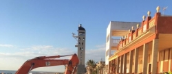 L'alcalde envaeix competències de Costes i ordena col·locar pedres a la platja del Bovalar