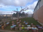 Troncs pintats per a classes a l'aire lliure a Cabanes