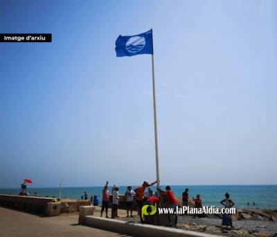 La Bandera Blava onder de nuevo a la platya Casablanca deAlmenara