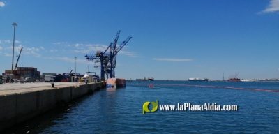 Desplazan lateralmente el barco volteado en PortCastelló