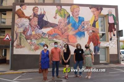 L�Alcora rinde homenaje a las personas mayores con el mural �Present de jocs� de la artista local Ana Beltr�n