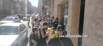 Largas colas e indignación en el 'tercermundista' reparto de pases para los toros
