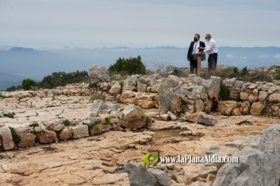 Jos Mart pone en valor los hallazgos histricos obtenidos en el yacimiento arqueolgico de Tossal de la Vila en Serra d'en Galceran