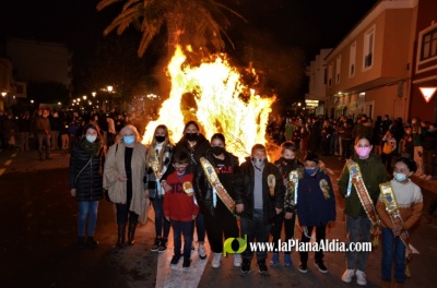 La tradició pren els carrers d'Orpesa amb l'acolorida desfilada de argilagues i la Cremà de la foguera