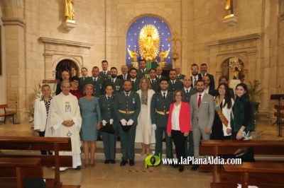 Autoridades, reina y dama y población en general con la guardia civil y la Virgen del Pilar