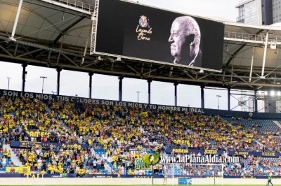 El estadio de la Cermica guarda un respetuoso y emotivo minuto de silencio en memoria de Jos Manuel Llaneza