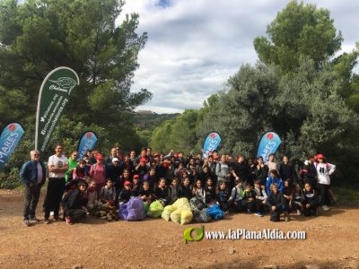 Estudiantat de Torre del Rei d'Orpesa participa en la neteja de la Reneg