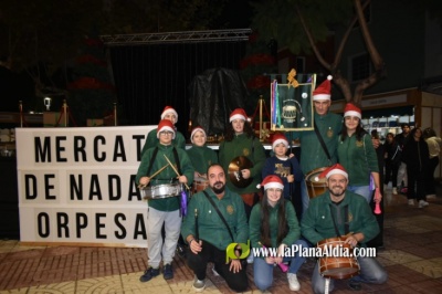La música de dolçaina y tabal se instala en el Mercat de Nadal de Oropesa del Mar