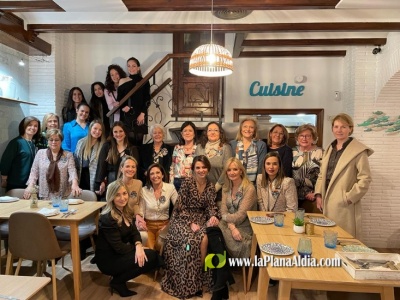 Las Reinas Falleas dan la bienvenida a Elena Pastor a su tradicional cena anual