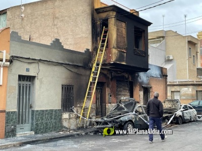 Arden dos coches y una casa en un incendio a las tres de la madrugada