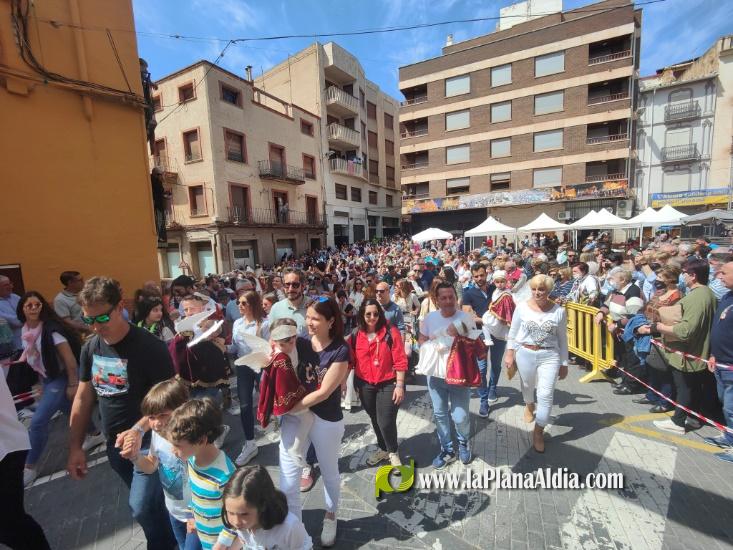 Multitudinaria Festa del Rotllo de Alcora con la tradici?n por la ma?ana y la marcha por la tarde 