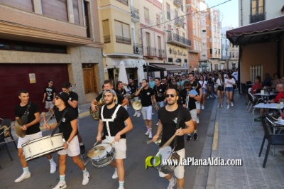 La novedad de el Correpenyes con charanga anima el primer sábado de las fiestas alcorinas