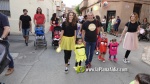 Acolorida cercavila de disfresses infantils