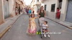 Acolorida cercavila de disfresses infantils