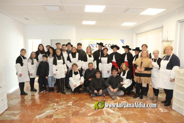 Miles de personas en el Sant Antoni de l'Alcora con e reparto de 7.500 prims, 53 hogueras y numerosos caballos