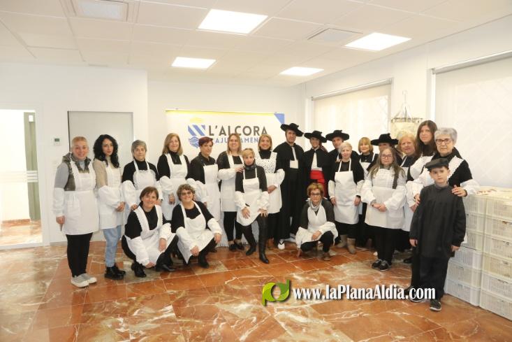 Miles de personas en el Sant Antoni de l'Alcora con e reparto de 7.500 prims, 53 hogueras y numerosos caballos