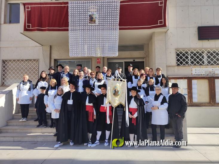 Miles de personas en el Sant Antoni de l'Alcora con e reparto de 7.500 prims, 53 hogueras y numerosos caballos