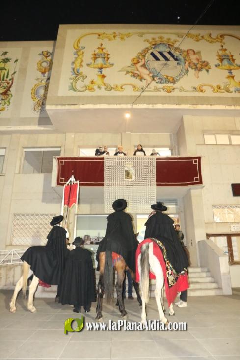 Miles de personas en el Sant Antoni de l'Alcora con e reparto de 7.500 prims, 53 hogueras y numerosos caballos