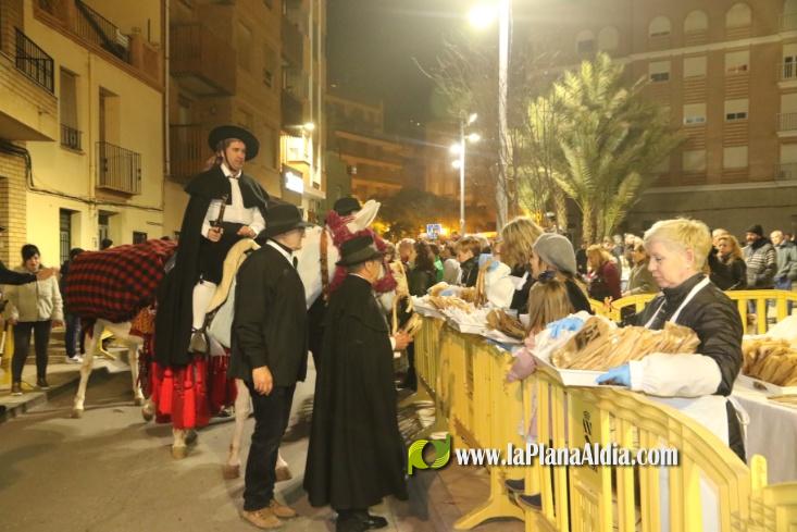 Miles de personas en el Sant Antoni de l'Alcora con e reparto de 7.500 prims, 53 hogueras y numerosos caballos