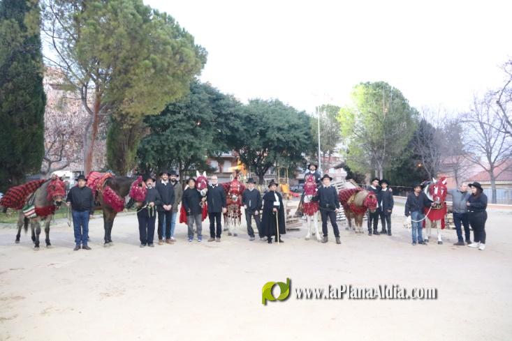 Miles de personas en el Sant Antoni de l'Alcora con e reparto de 7.500 prims, 53 hogueras y numerosos caballos