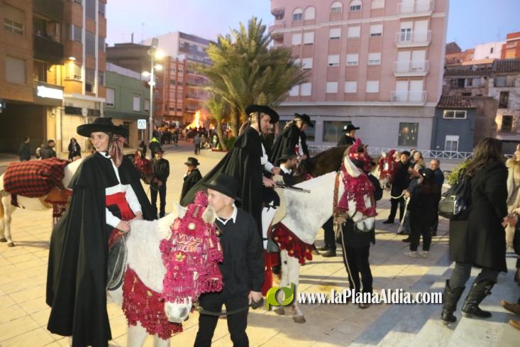 Miles de personas en el Sant Antoni de l'Alcora con e reparto de 7.500 prims, 53 hogueras y numerosos caballos