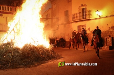 Artesa celebra Sant Antoni amb el tradicional encés de la foguera i repartiment de rotllos