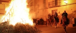 Artesa celebra Sant Antoni con el tradicional encendido de la hoguera y reparto de rollos