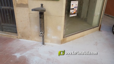 Arden varias papeleras en el centro de la población