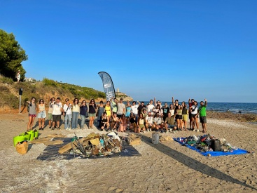 CEEI Castellón, Fit Planet y Fundación Azul Marino recogen más de 142 kilos de residuos en la playa nudista de Bellver