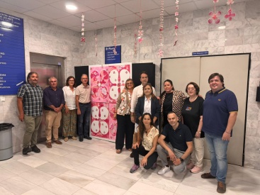 Alumnos del Taller de Artes Plásticas conmemoran el Día Mundial de la Lucha Contra el Cáncer de Mama en Viciana