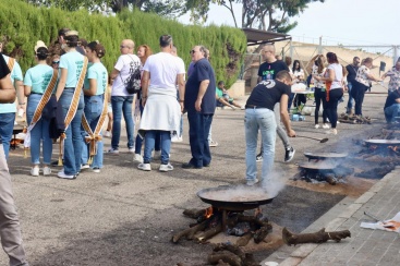 El Paellas Fest, la emotiva ofrenda a la Esperanza y el pasacalle infantil protagonizan el lunes de Fira