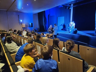 Alumnos de Oropesa del Mar asisten a concierto interactivo para mejorar inglés