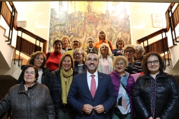 El alcalde de Vila-real se reúne con alumnos de la UNED Sènior para discutir propuestas para la ciudad