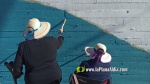 Ni?os y mayores de lAlcora pintan 2 murales en favor del bienestar animal