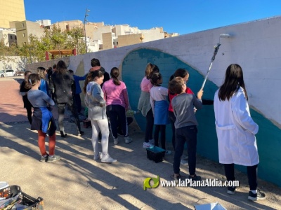 Niños y mayores de l’Alcora pintan 2 murales en favor del bienestar animal