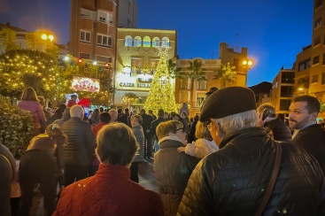 Onda inaugura la Navidad con el encendido de luces de un árbol de cerámica único en España