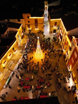 Sant Jordi inicia su programación de Navidad con un espectacular encendido de luces en su plaza Mayor