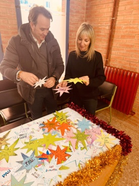 El Centre Municipal de les Arts organiza un taller navideño con el CEIP Pare Vilallonga para decorar el colegio