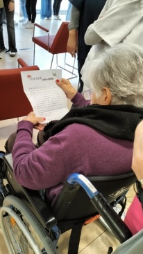 Estudiants del col·legi San Cristóbal lliuren cartes nadalenques a residents de centre de tercera edat a Castelló
