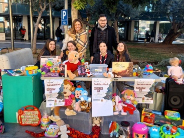La alcaldesa y concejal de juventud de Almassora visitan Árbol Solidario