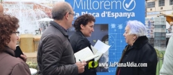Ballester recoge las propuestas de los vecinos para reformar la plaza de España