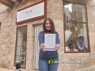 Rebeca Muñoz tras abrir la primera tienda de minerales en Alcora presentará el viernes 10 un libro sobre sus propiedades organizado por la Cofradía Virgen de los Dolores