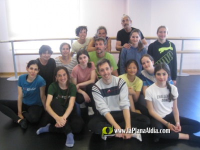 Nikita Anischchenko imparte una clase magistral de danza contemporánea